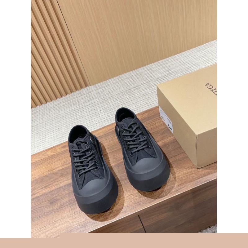 G*u*i casual shoes
